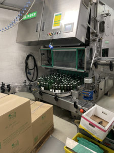 Foto einer Flaschenreinigungsmaschine der Weinkellerei Riem und Daepp & Co. AG.