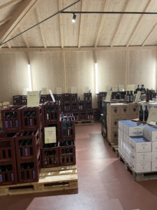 Fotos aus einem Weinflaschengeschäft, die einen Artikel über die Wiederverwendung von Glas in der Schweizer Weinindustrie illustrieren, bei der Weinkellerei Riem und Daepp & Co. AG.