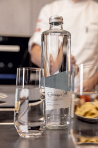 Foto von Eptinger Glasflaschen, die an einem Mehrwegsystem teilnehmen, das in Schweizer Restaurants organisiert wird.