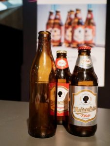 Aureverre_Mehrweg_Event_Glas_Flasche_Schweiz Foto von Flaschen, die innovative Echovai-Flasche, die auf der ersten Schweizer Veranstaltung zur Wiederverwendung vorgestellt wurden.