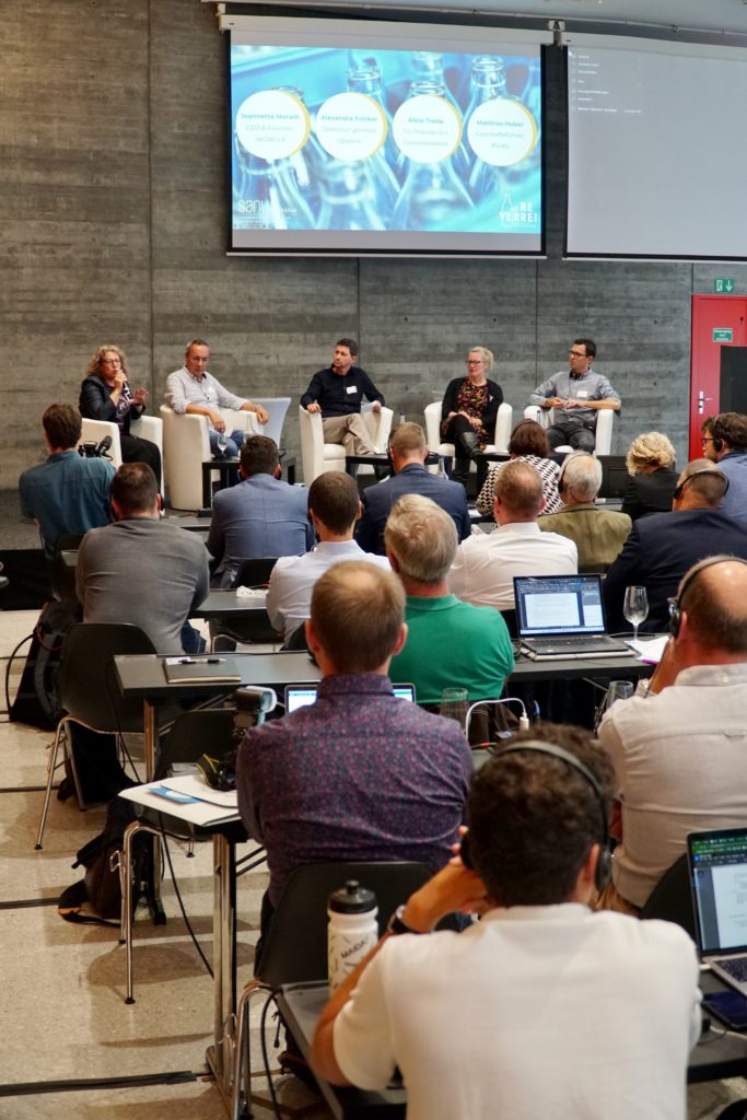 Aureverre_Mehrweg_Event_Panel_Schweiz Foto der Diskussionspanels sowie der Teilnehmer, die während der ersten Schweizer Veranstaltung zur Wiederverwendung anwesend waren.