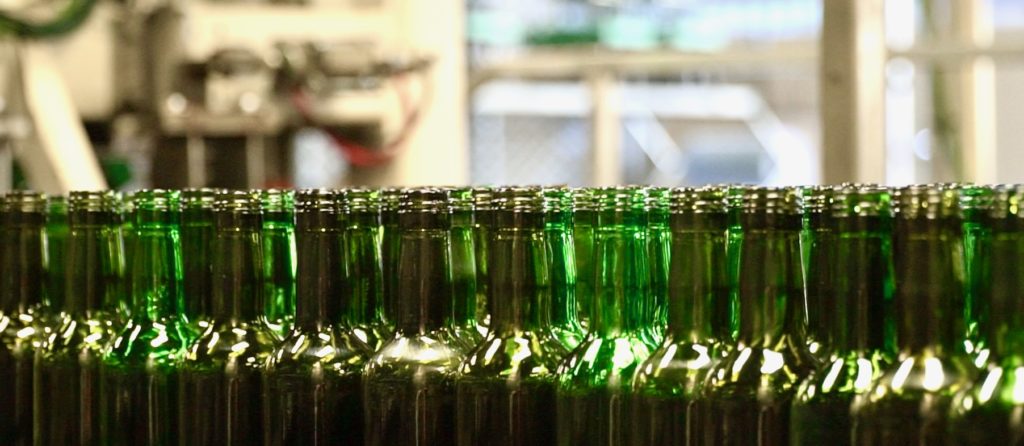 Foto von Glasflaschenreihen, die als Vorlage für eine Webseite zur Förderung der 2. schweizerischen Veranstaltung zur Wiederverwendung verwendet wurden.