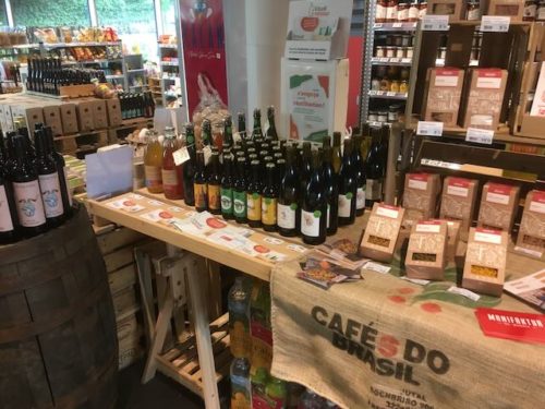 Présentation des produits chez les magasins partenaires.