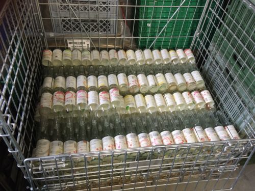 Bouteilles prêtes à être envoyées pour le lavage.