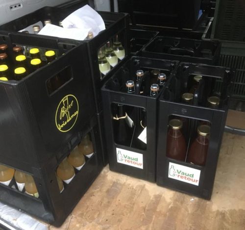 Transport des bouteilles dans les harasses ça Vaud l'retour.